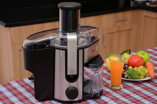 08 dụng cụ cần thiết để học cách pha chế đồ uống tại nhà 8 may-ep-trai-cay