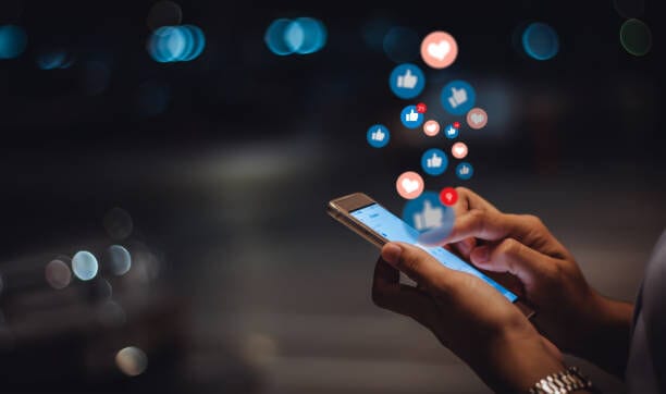 Tại Sao Truyền Thông Là Yếu Tố Quyết Định Thành Công Cho Quán Cà Phê và Trà Sữa Trong Năm 2024? 5 Young Woman Using Smart Phone,social Media Concept.