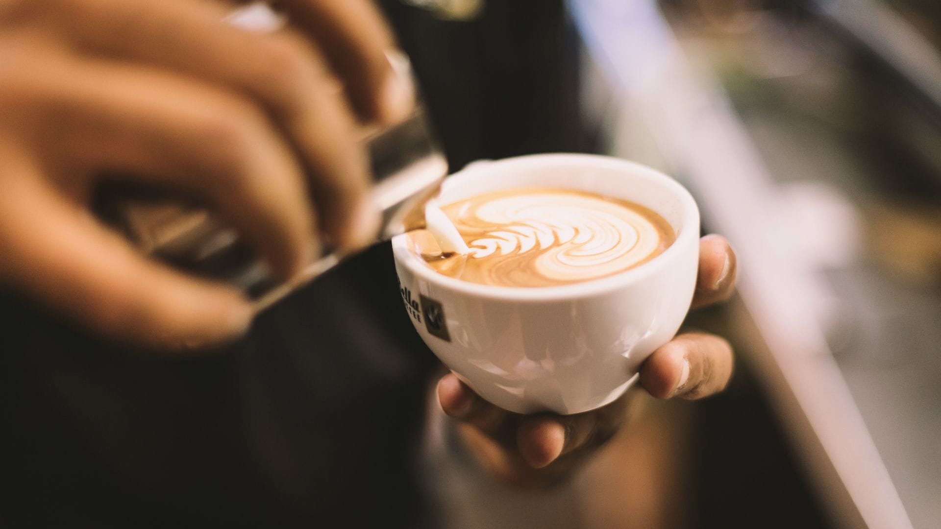 Tìm Hiểu Kỹ Thuật Tạo Bọt Sữa Chuyên Nghiệp Trong Nghề Barista - Học Viện Đào Tạo Namas